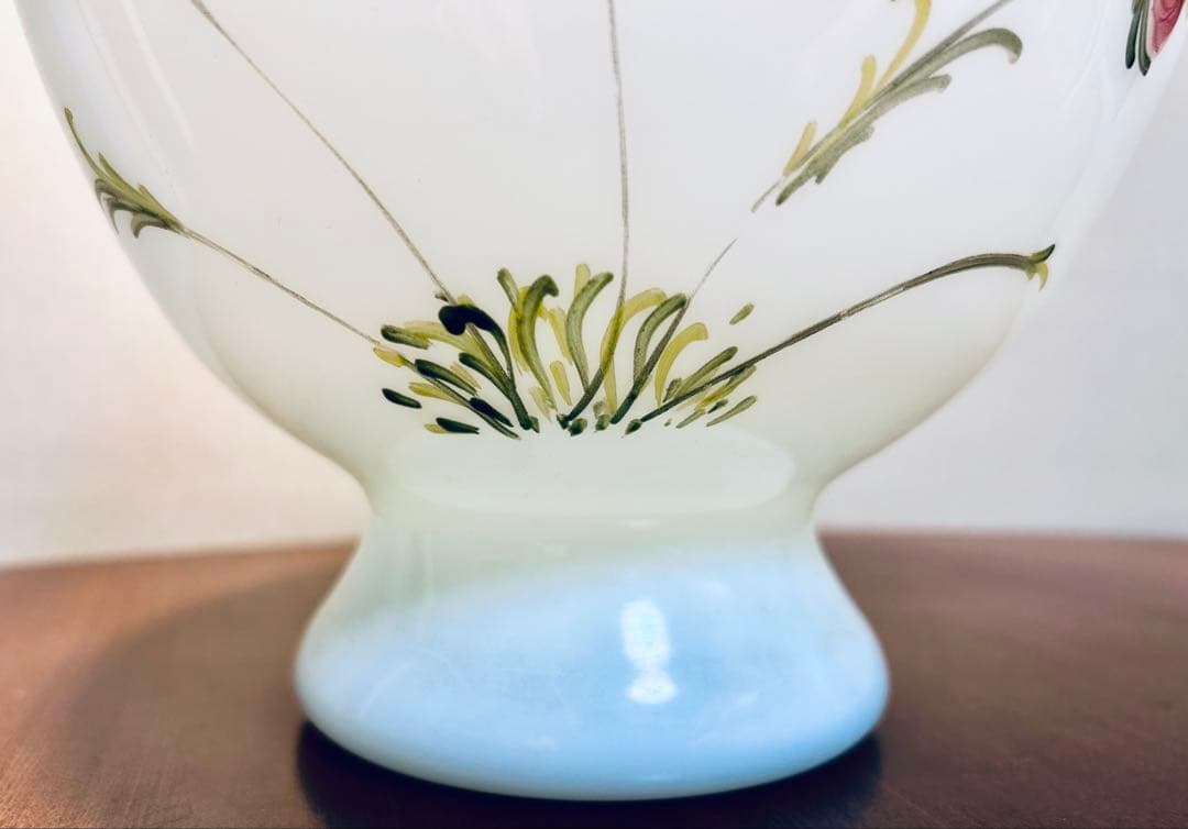 乳白ガラス　手描き花文　花瓶