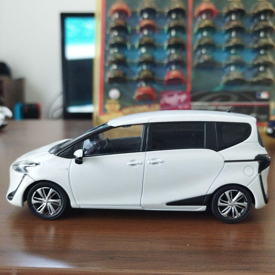 非売品トヨタ Sientaハイブリッド 1/30ミニカー ホワイト