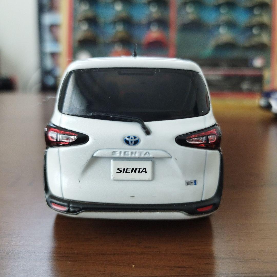 非売品トヨタ Sientaハイブリッド 1/30ミニカー ホワイト
