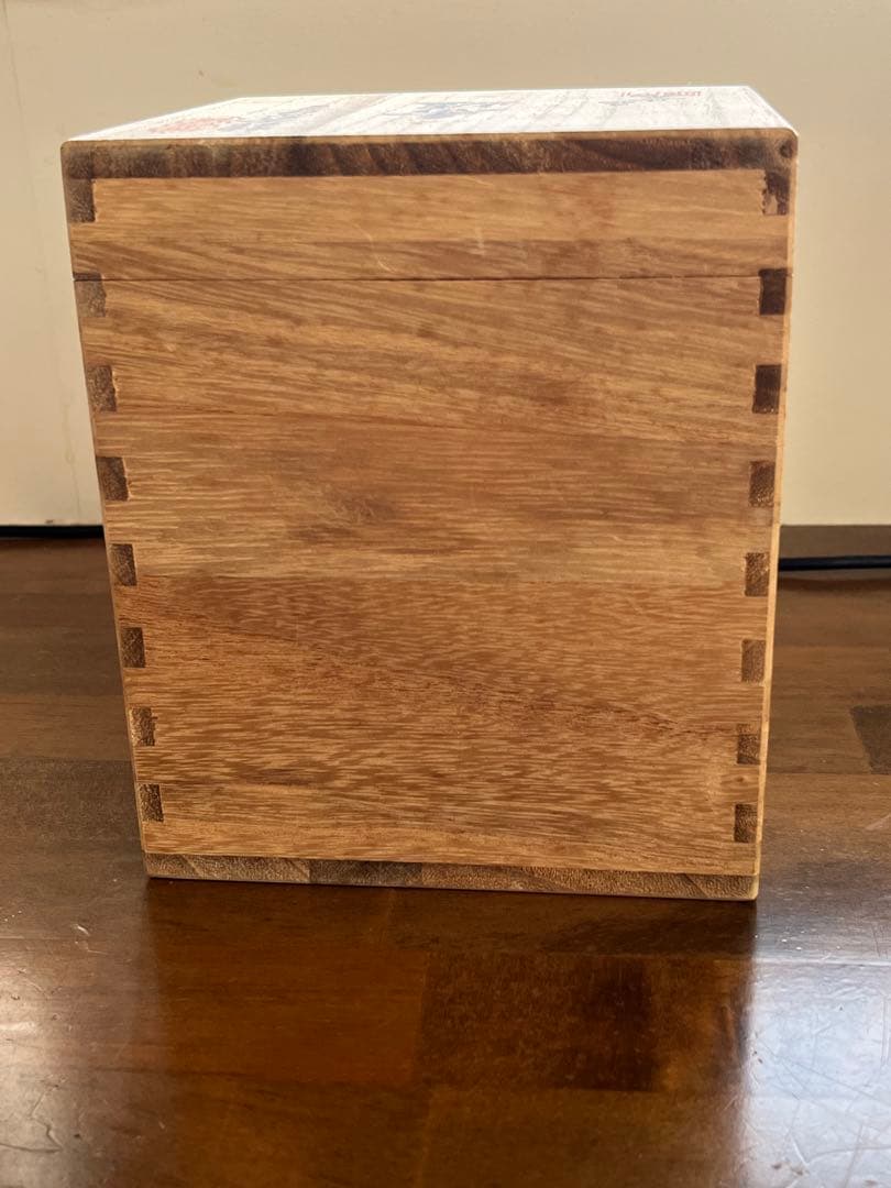 極錦金彩古伊万里　花柄陶器香炉 金色の蓋付き　未使用