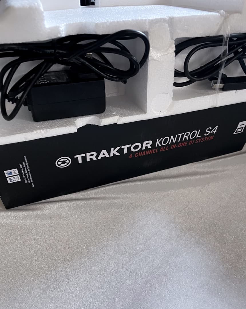 TRAKTOR KONTROL S4 MK2 4チャンネル ほぼ未使用 オマケ付