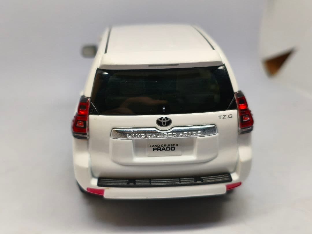 トヨタ ランドクルーザー プラド 1/30　カラーサンプル　色見本　ミニカー　白