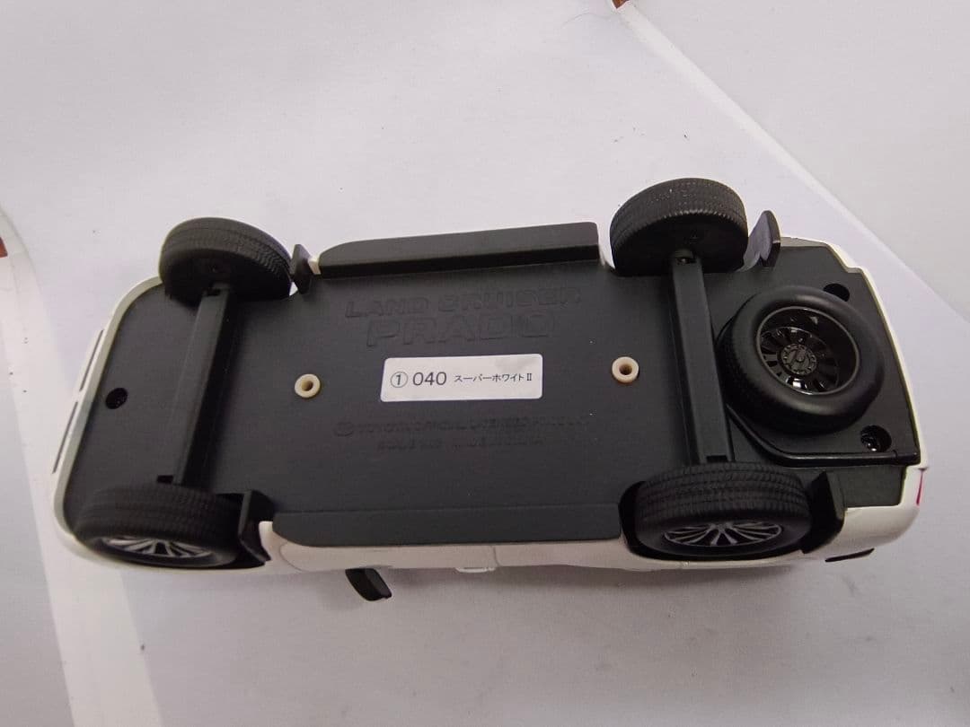 トヨタ ランドクルーザー プラド 1/30　カラーサンプル　色見本　ミニカー　白