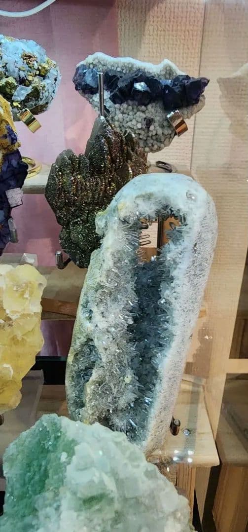 多彩な鉱物結晶コレクション