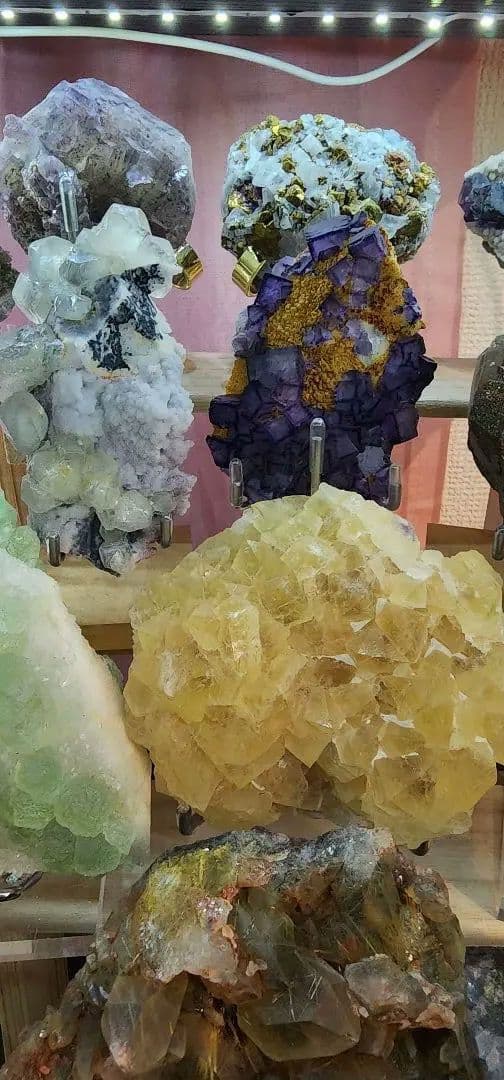 多彩な鉱物結晶コレクション