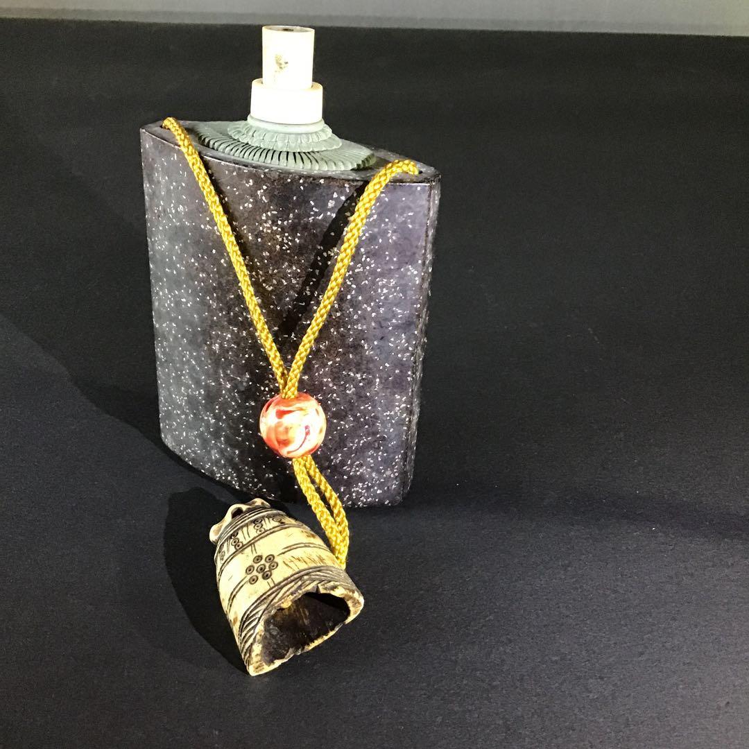 火縄銃　煙硝入　鶴頭玉緒締、半鐘型根付　江戸期　　s4