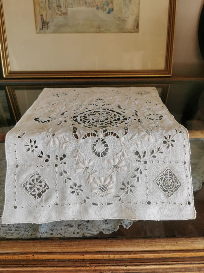 アンティークフランス 嵌込ニードルワーク 矢車菊＆アイレット刺繍 リネンクロス