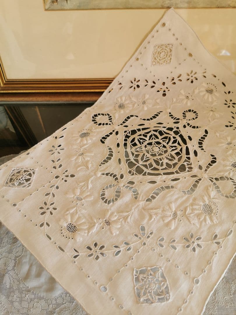 アンティークフランス 嵌込ニードルワーク 矢車菊＆アイレット刺繍 リネンクロス