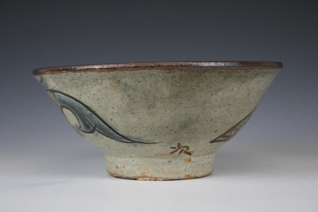 壺屋焼 人間国宝 金城次郎 作　魚文五寸マカイ（重ね焼）