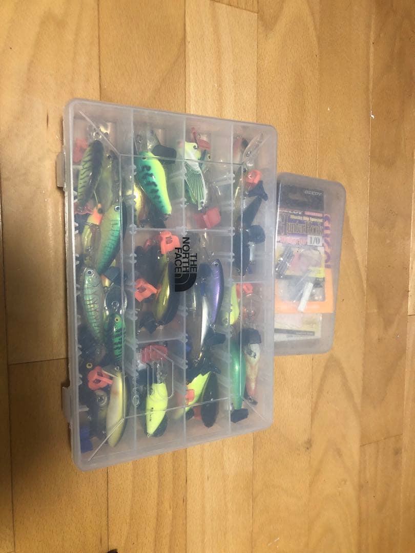 大きいルアーから小さいルアー、様々なカラーがあります！また釣り針もセットです！
