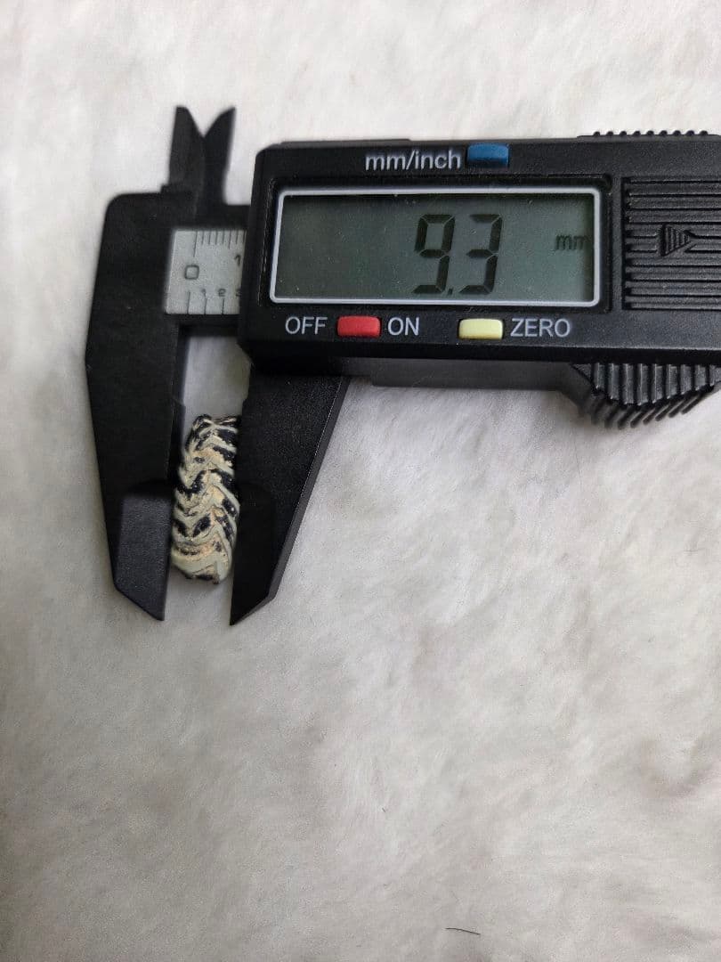 020蜻蛉玉　古いフェザー　黒と白のストライプ模様　！