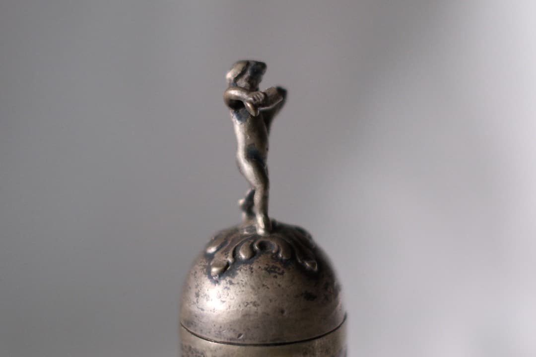 フランスアンティーク｜卵の上のプットー