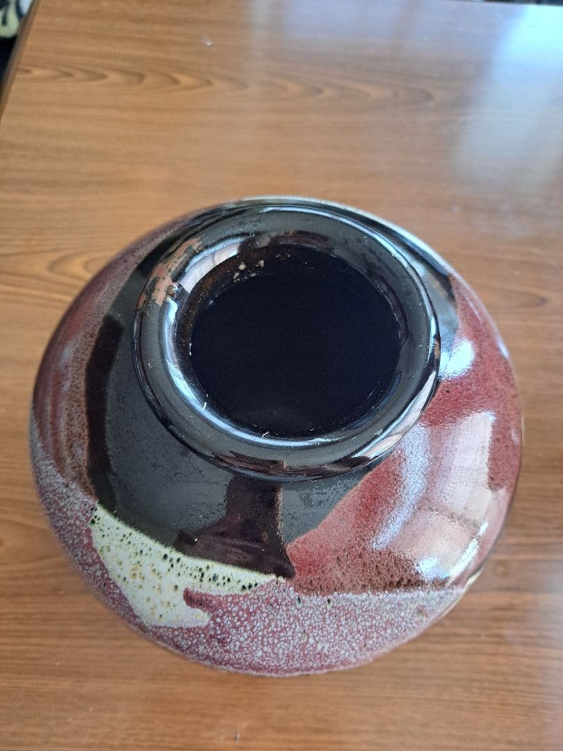 黒赤の自然模様陶器壺