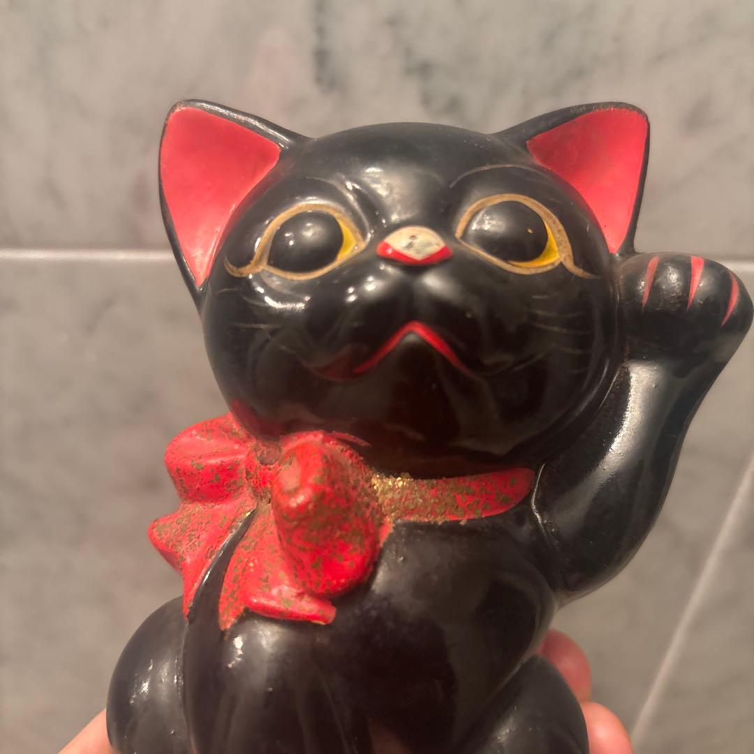 アンティーク大きな瞳や長いヒゲ、まつ毛が美しく、大きなリボンも可愛い招き猫