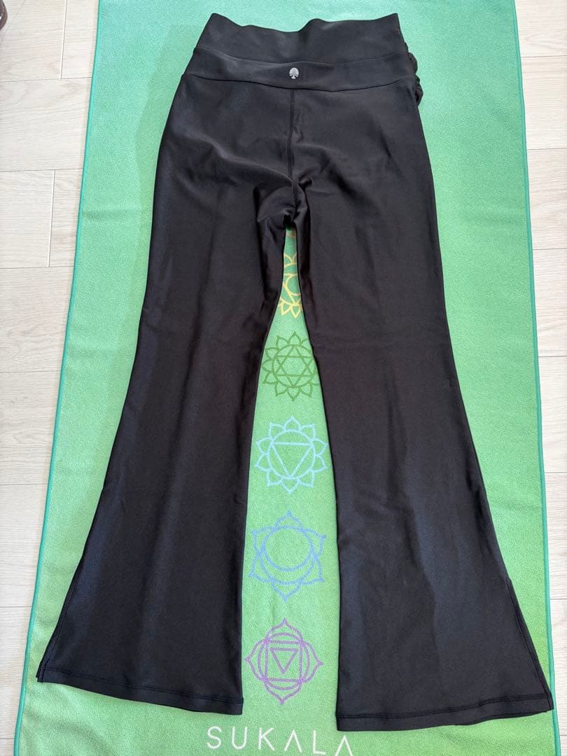 【SUKALA】シャインストレッチフィットフレアパンツ Mサイズ