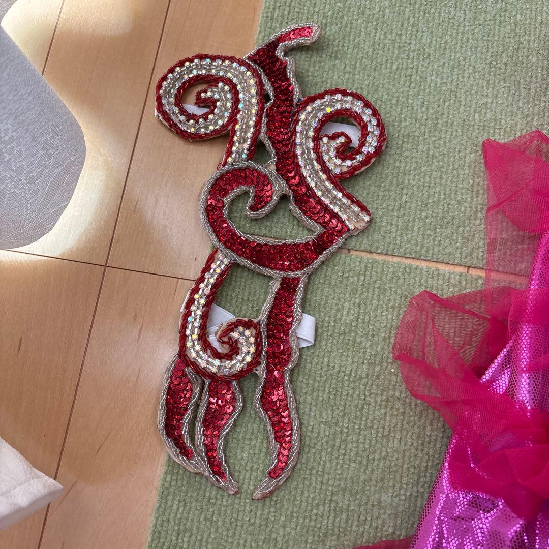 ベリーダンス セットアップ ピンク フリル、ブラとベルト、脚の飾り