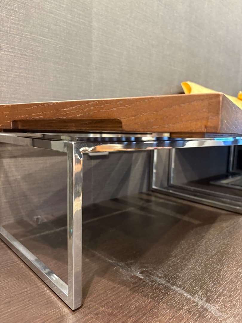 木製と金属フレームのコーヒートレイ