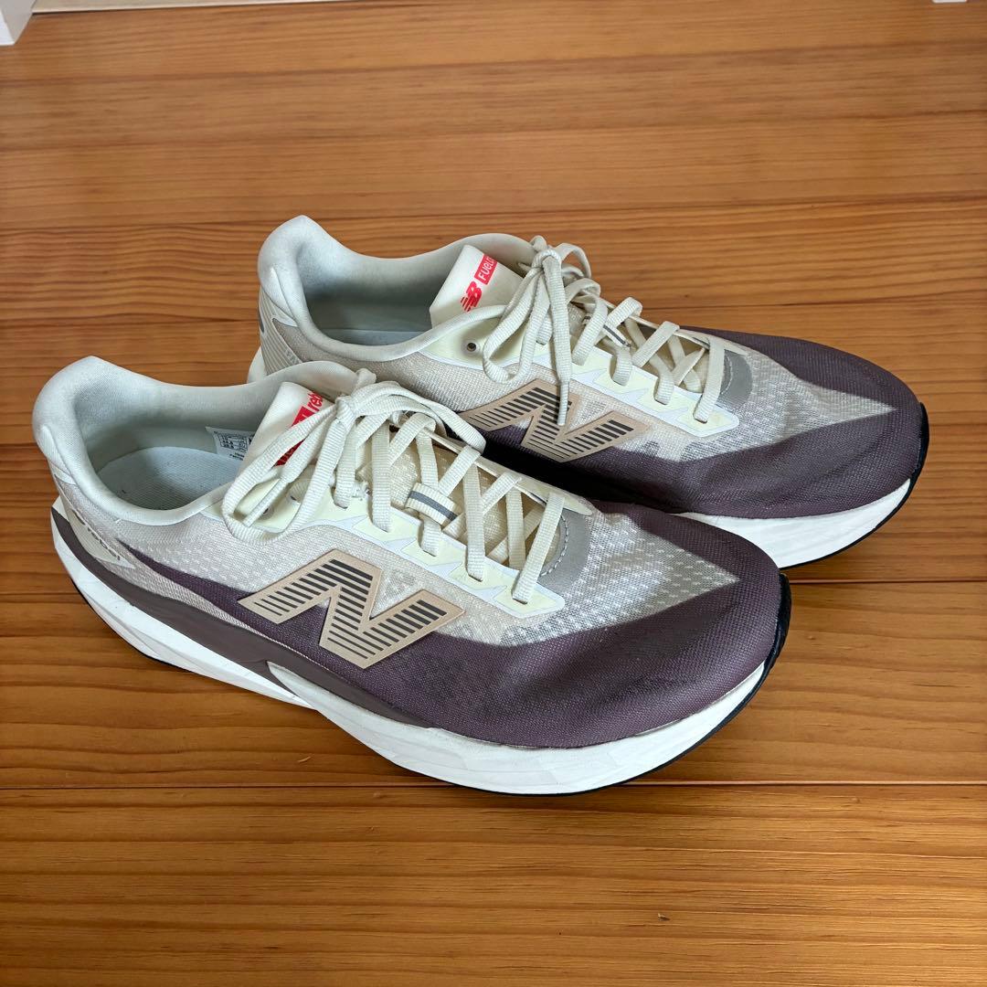 【美品】ニューバランス　フューエルセルレベルV5 28.5cm D