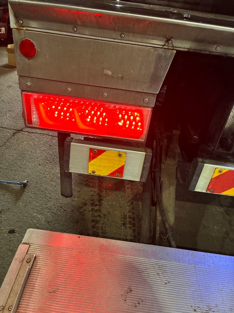 LEDテールランプ　赤色 コイト　トラック　シーケンシャル
