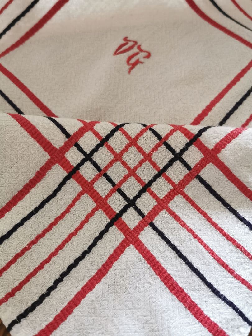 アンティークバスク織り緻密な織模様クロス 赤＆ネイビー イニシャル刺繍トーション