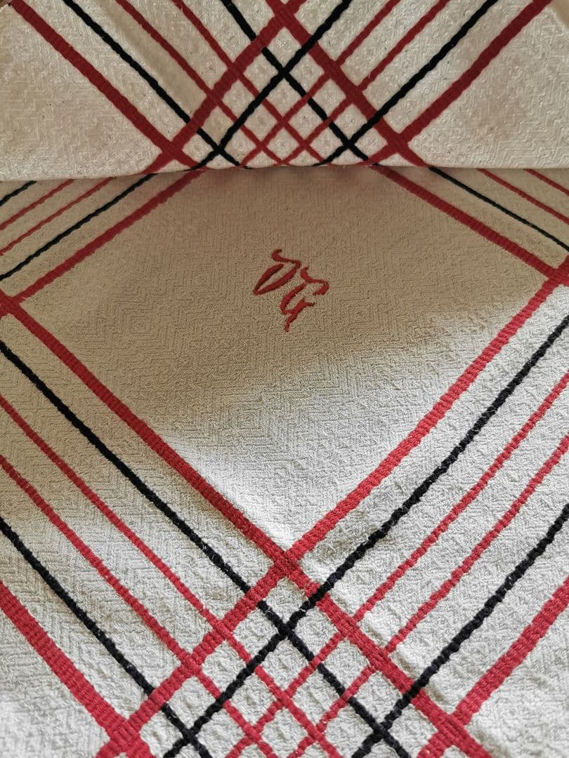 アンティークバスク織り緻密な織模様クロス 赤＆ネイビー イニシャル刺繍トーション