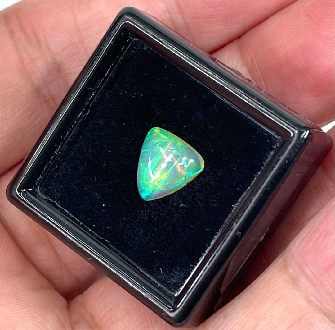 宝石ルース 『魅力的な全面の彩りの斑（ふ）』エチオピア産天然オパール1.360ソ