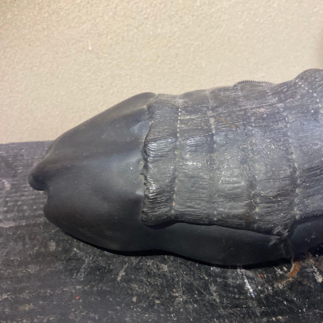 金属製牛と子供の彫刻