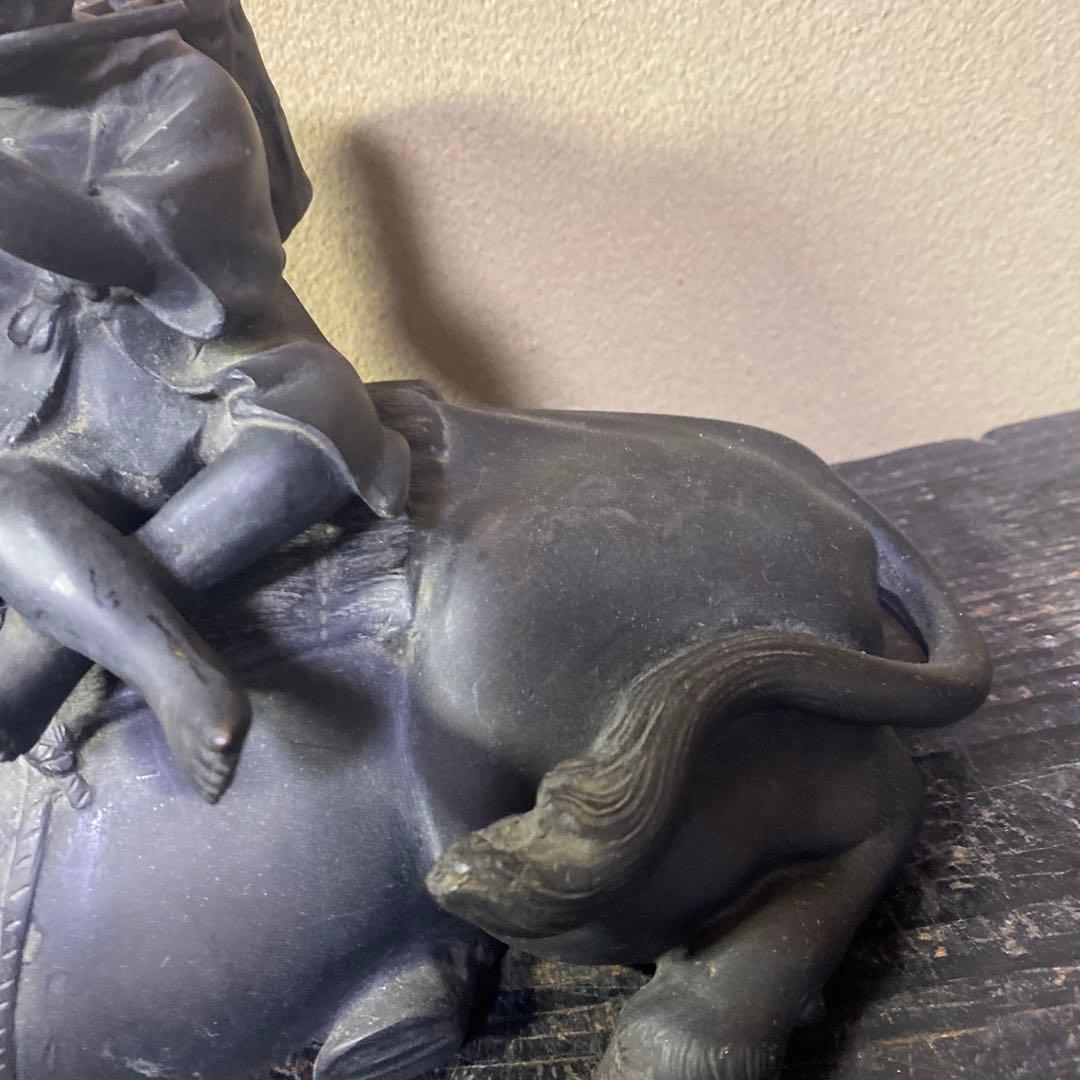 金属製牛と子供の彫刻