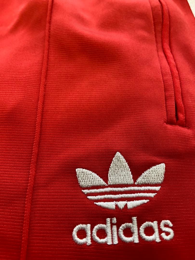 ★adidas originalsレッド トラックパンツ 万国旗タグ　サテン生地