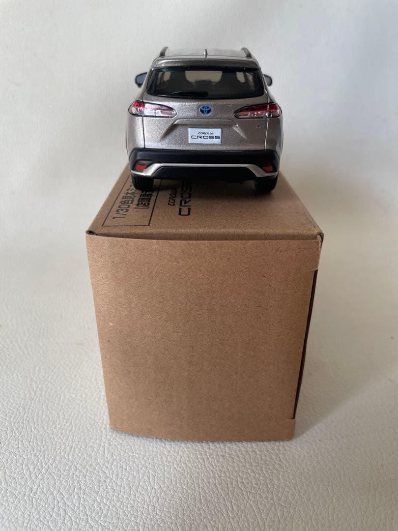 トヨタ カローラ クロス ミニカー ⑦ 4V8 アバンギャルドブロンズメタリック