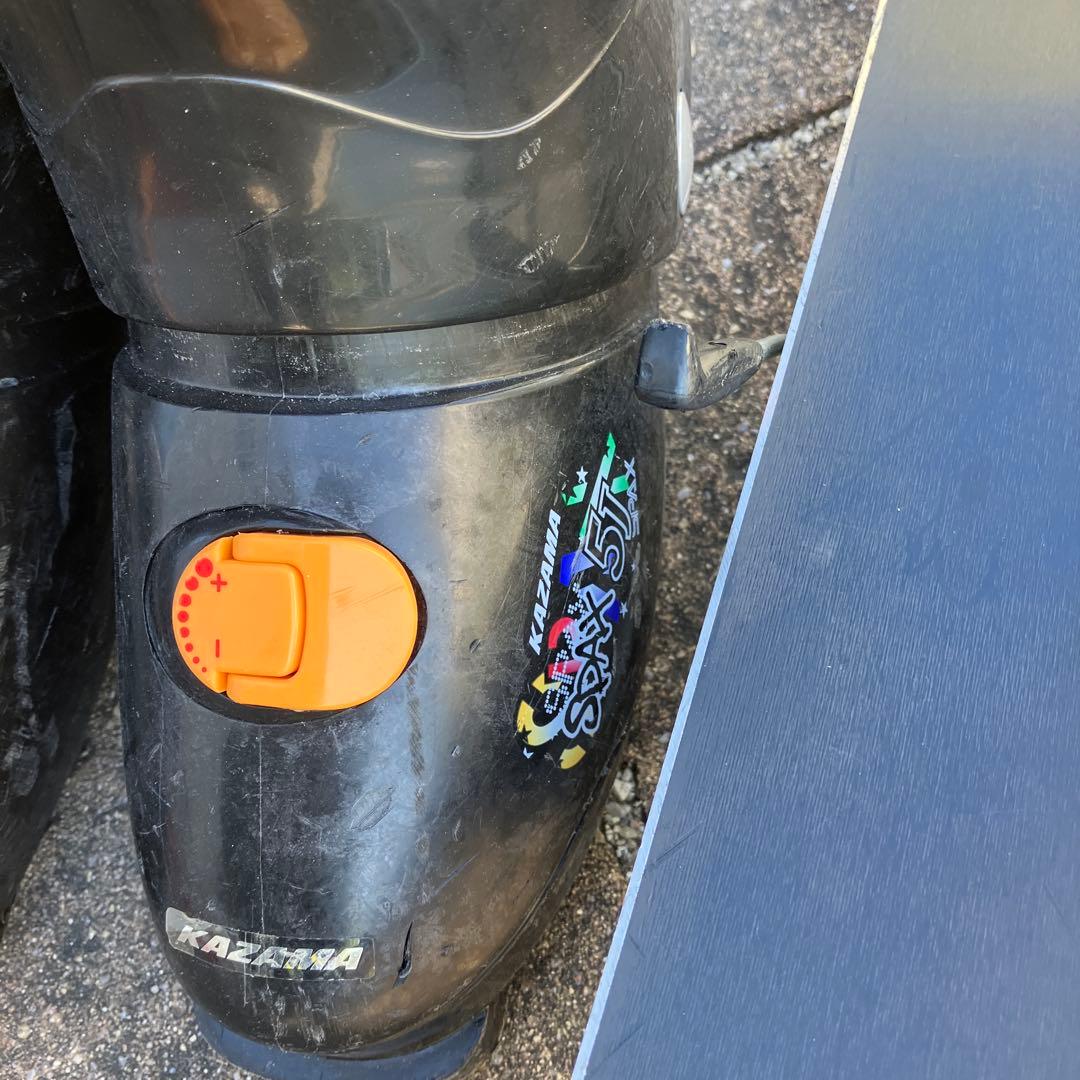 カラフルスキーセットと黒いブーツ