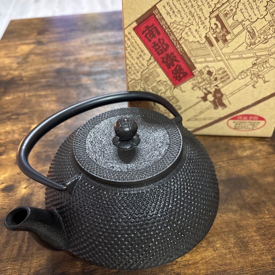 南部鉄器1.1ℓ 池永鉄工製　箱付き　鉄瓶　南部アラレ