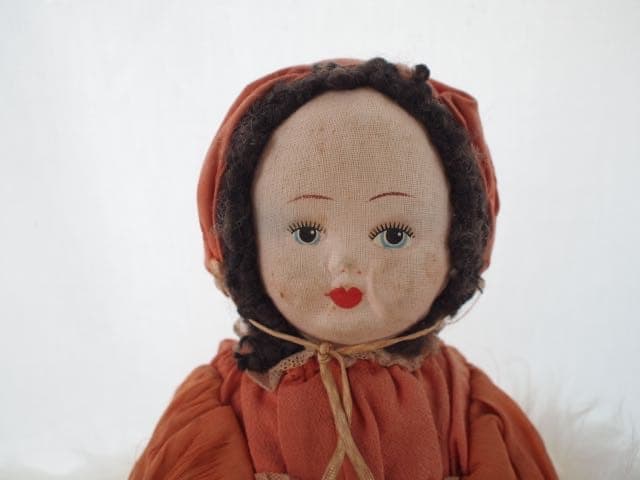 ＜イギリス　ヴィンテージ＞赤いドレスの女の子ドール