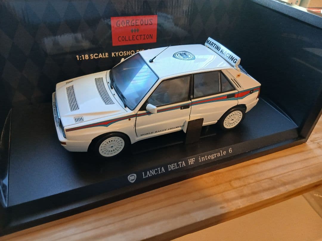 ミニカー KYOSHO LANCIA DELTA HF integrale 6 1:18
