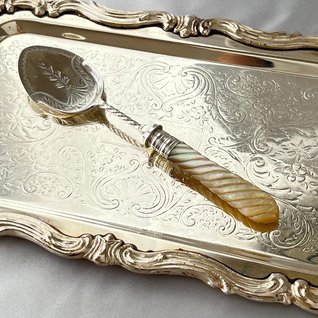 【英国】【白蝶貝】クリームスプーン　マザーオブパール 小型サーバー