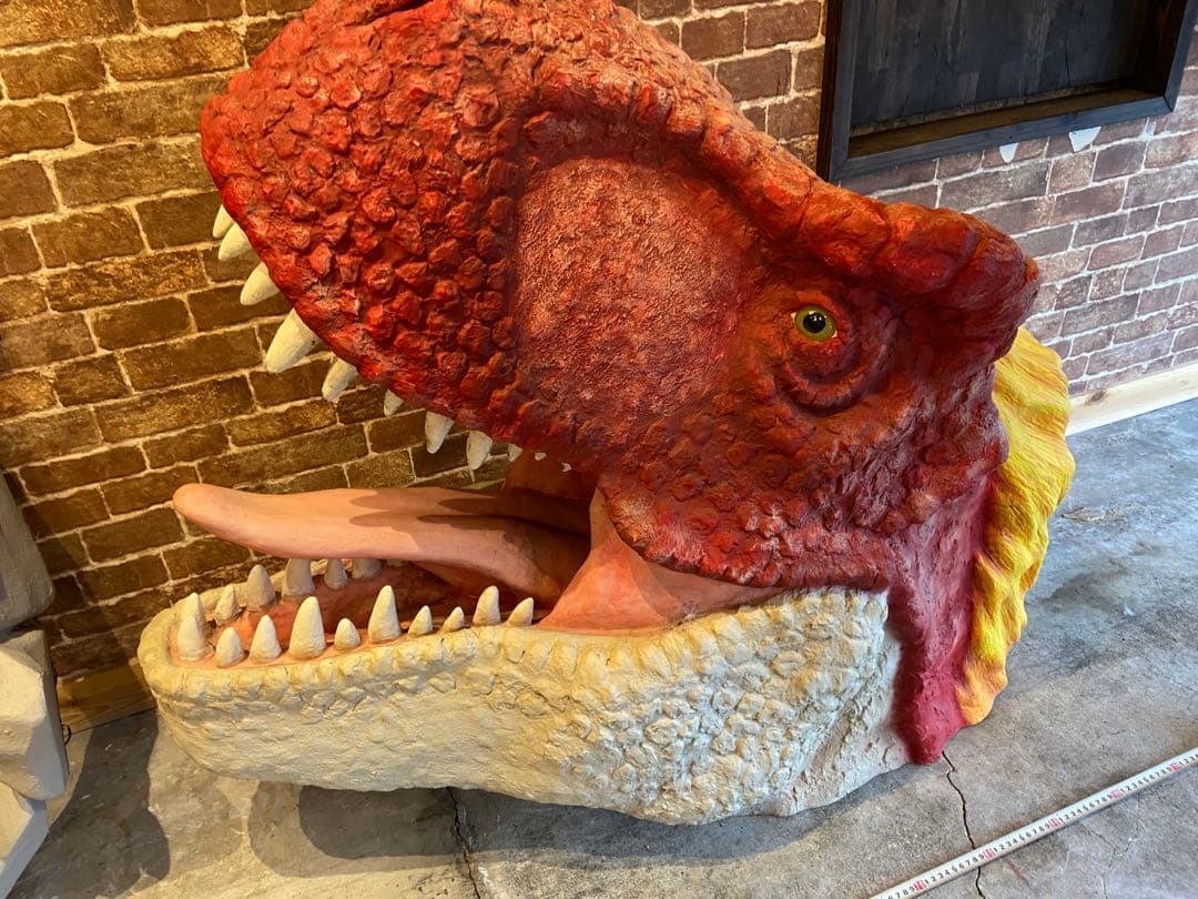 恐竜モニュメント！FRP目が光る、大きめ 赤・羽毛黄色