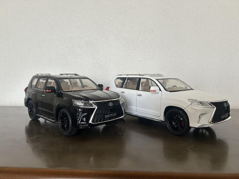 1/18ミニカー レクサス LX570 新品 2台【ホワイト＆ブラック】