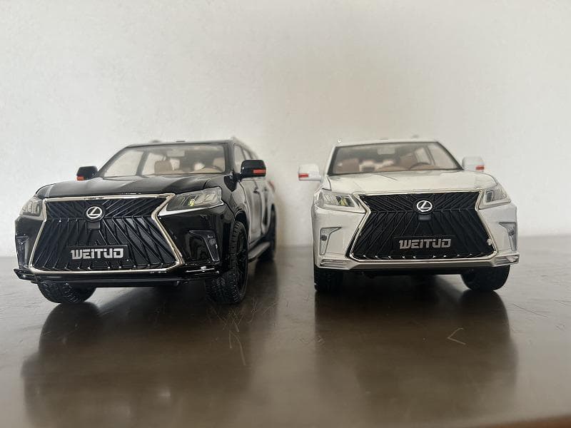 1/18ミニカー レクサス LX570 新品 2台【ホワイト＆ブラック】