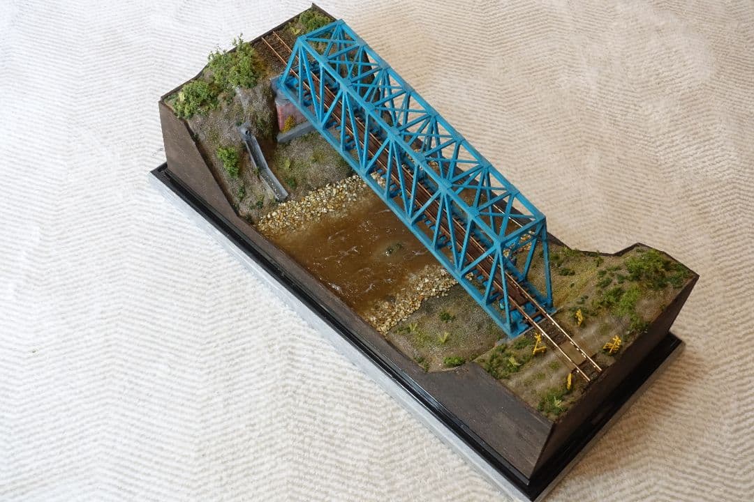 Nゲージ鉄道模型ジオラマ　トラス橋を渡る地方ローカル線