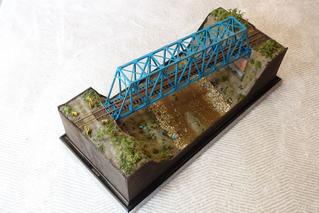 Nゲージ鉄道模型ジオラマ　トラス橋を渡る地方ローカル線