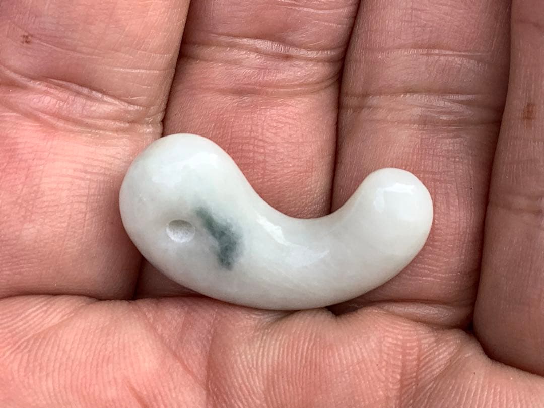 青緑入り✳小滝産原石切出し極上品質　本物の糸魚川翡翠勾玉　機械鑑定付の極上物を‼️