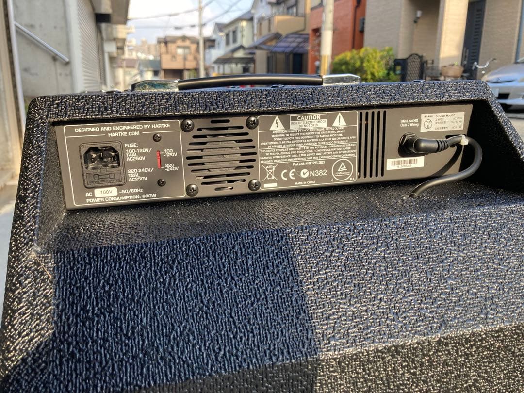Hartke KB12 ベース用アンプ 500W？パワフルです。