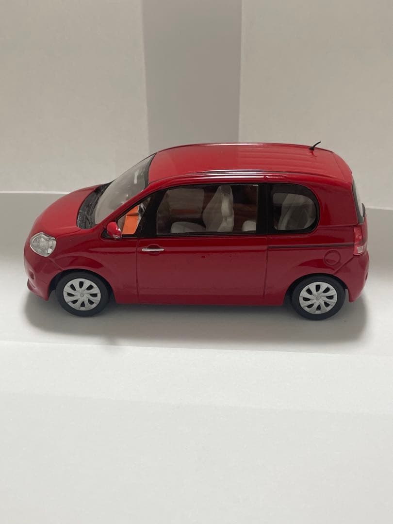 トヨタ ポルテ 赤　カラーサンプル