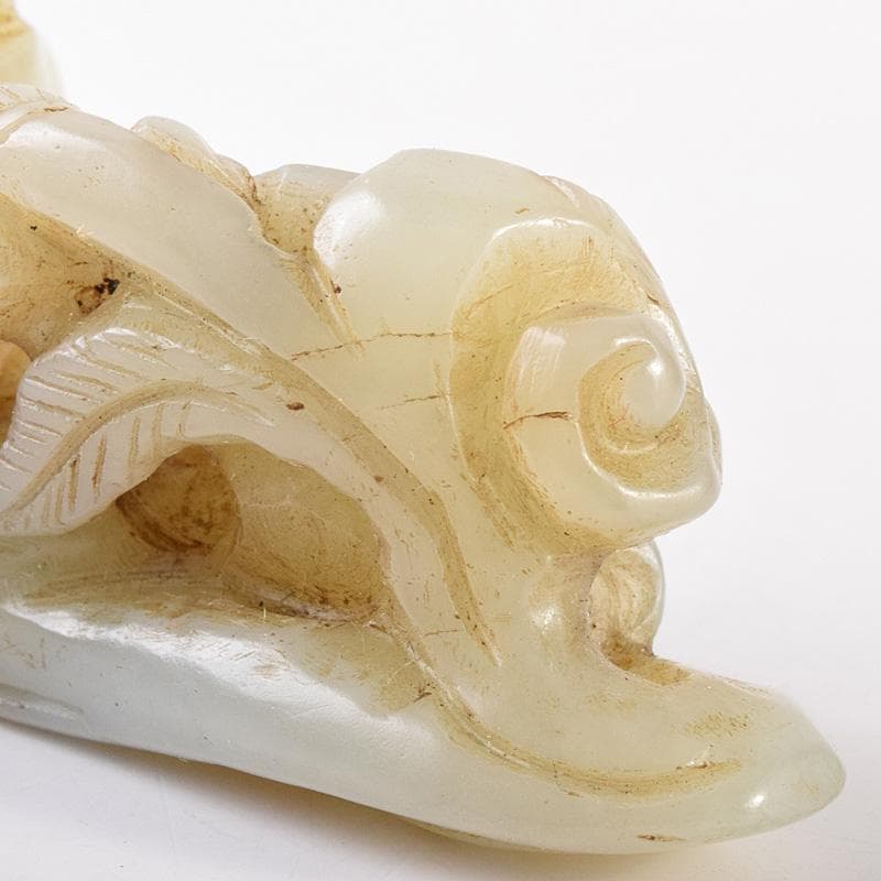 中国　玉石白玉彫刻　霊芝に神獣　根付　紙鎮　置物　C　7806E