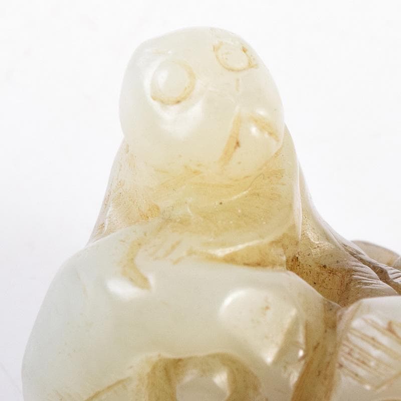 中国　玉石白玉彫刻　霊芝に神獣　根付　紙鎮　置物　C　7806E