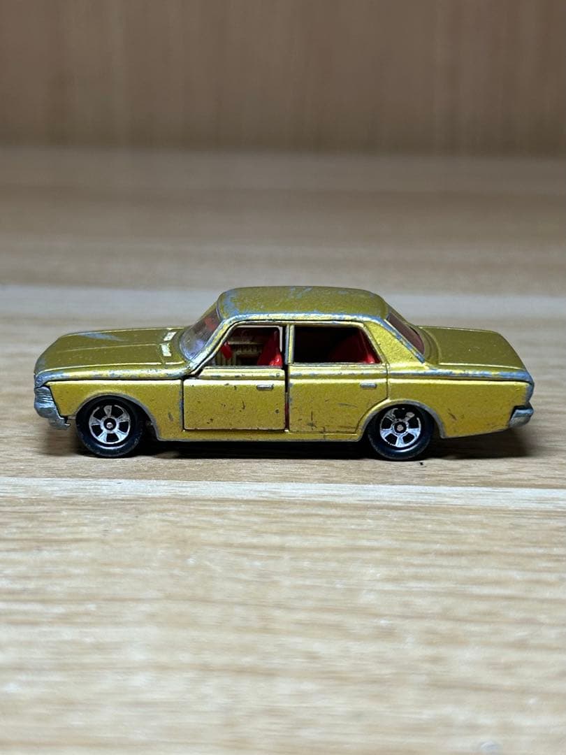 トミカ　黒箱 3-1-4 トヨタ クラウン スーパーデラックス 1Aホイール