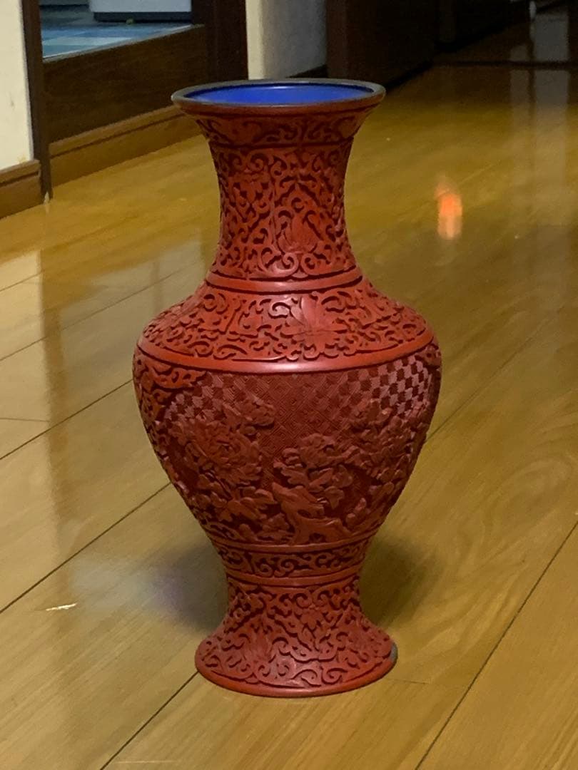 堆朱赤色の彫刻花瓶高さ30cmアンティーク品かけあります
