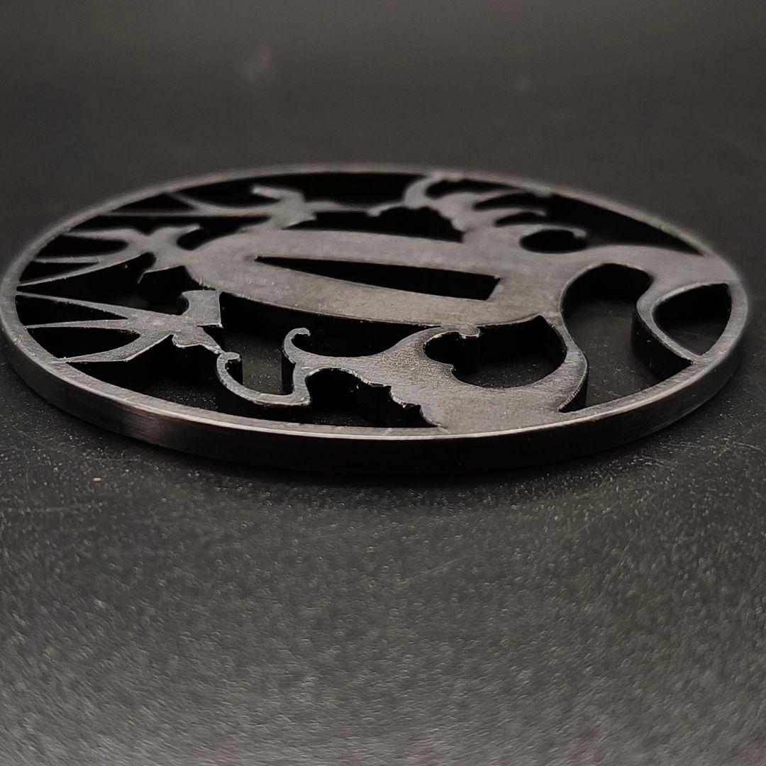 刀鍔　海浪に燕の図　鉄製　金工品　細工　職人作　日本刀装具　鍔　つば　刀剣美術