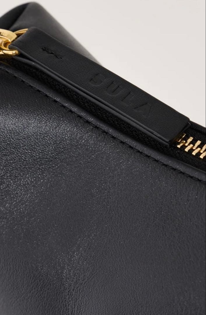 SULA カズタ　Curve leather bag n.SSign