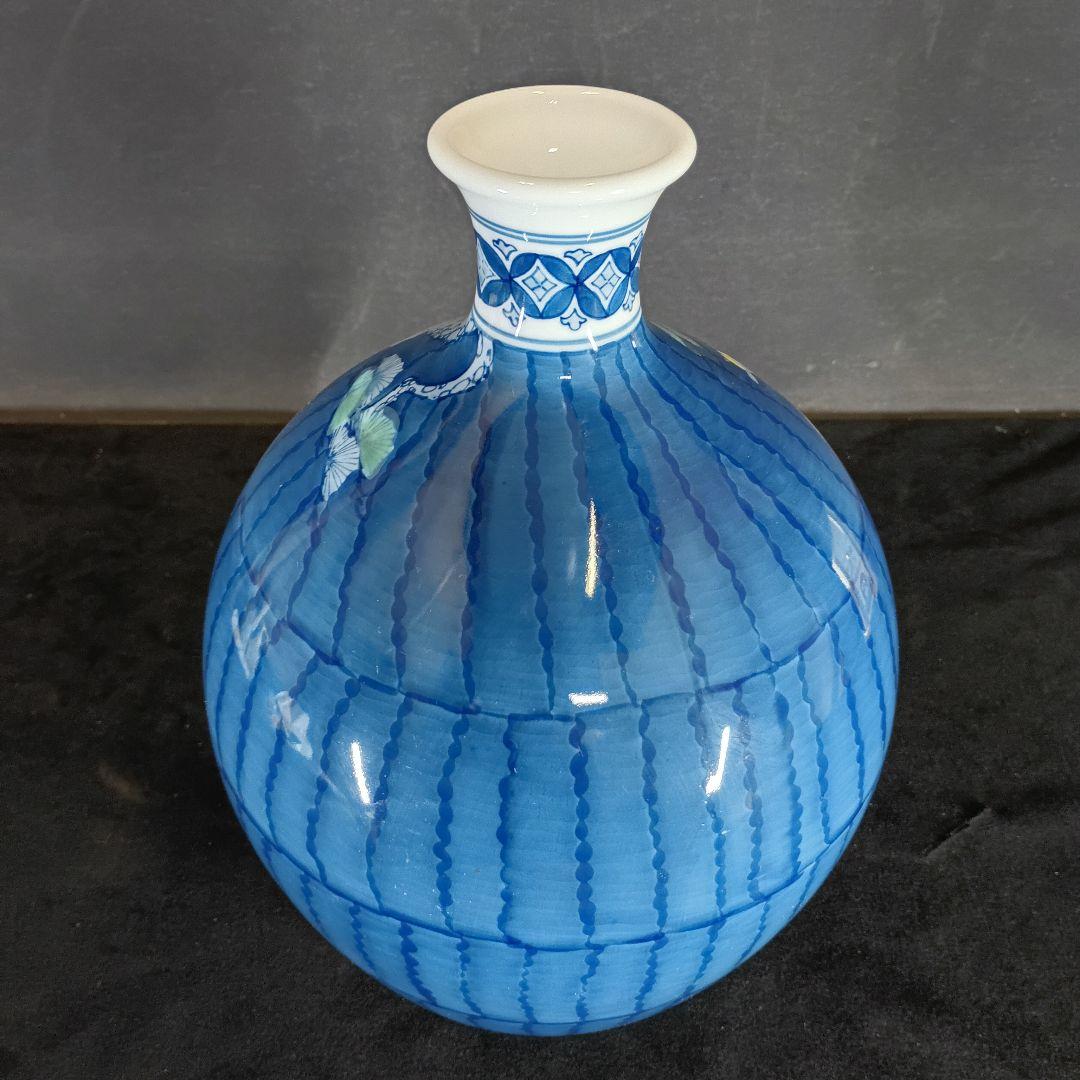 青色と赤色の孔雀模様花瓶